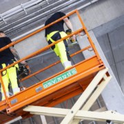 håndværkere på orange lift