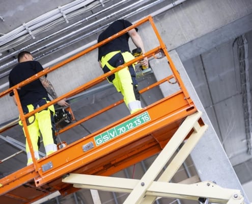 håndværkere på orange lift