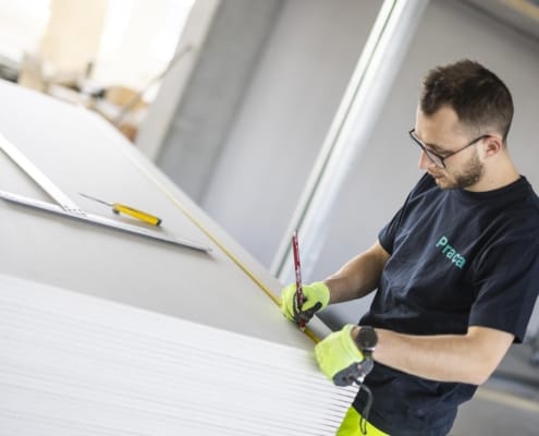 plader måles op af håndværker med målebånd