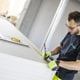 plader måles op af håndværker med målebånd