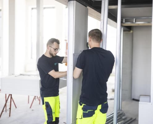 vikarer fra praca opsætter væg