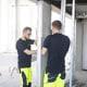 vikarer fra praca opsætter væg