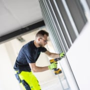 håndværker fra praca med boremaskine