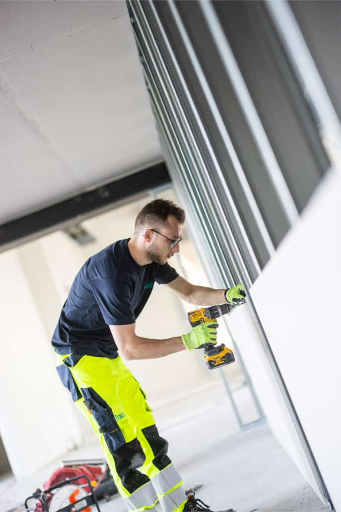 bore håndværker fra praca med boremaskine