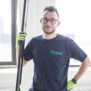 praca håndværker med vaterpas