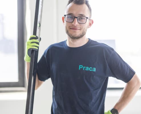 praca håndværker med vaterpas