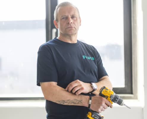 vikar med gul skruemaskine